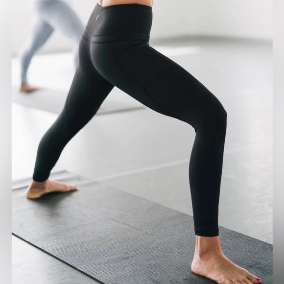 Zyia Black Pocket Light n Tight Hi-rise Leggings 7/8 24" - Picture 1 of 4